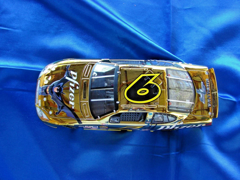 NASCAR Mark Martin #6 Justice League Batman Gold 2004 Diecast 1:24 Car DC Comics - Image 3 of 4