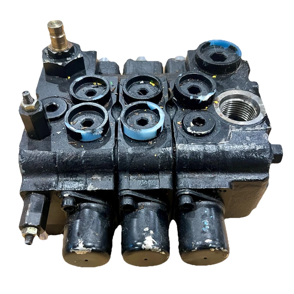 DOOSAN A215270 3 SPOOL HYDRAULIC VALVE DAEWOO, CAT, MITSUBISHI A000028687, NOS - Image 3 of 4