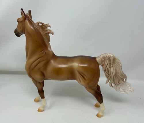 Breyer 2013 "Holiday on Parade" Saddlebred Horse - Picture 4 of 10