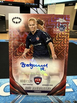 2023-24 Topps Chrome Uefa Women s Sofie Bredgaard Rose Gold Mojo Auto RC 32/125