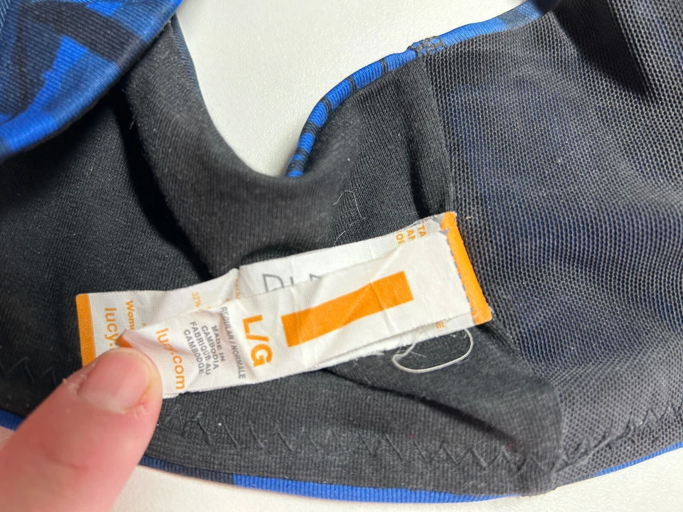 Sujetador deportivo Lucy azul y negro con patrón geométrico, correa cruzada, aire acondicionado grande, acolchado Foto 3 de 3