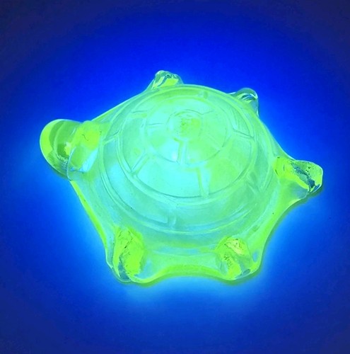 RARE Boyd Art Glass ~ Turtle ~ in Vaseline Slag URANIUM Glows