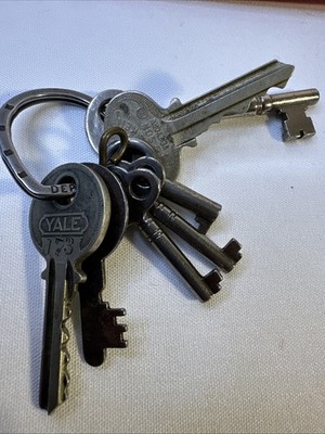 Antique Vintage Key Ring of 7 Keys - Skeleton, Mixed Lot