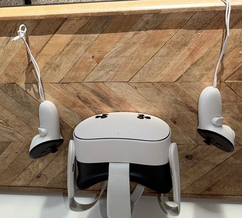 Meta Quest 3S 128GB Standalone VR Headset 120Hz USB-C Touch Controllers White
