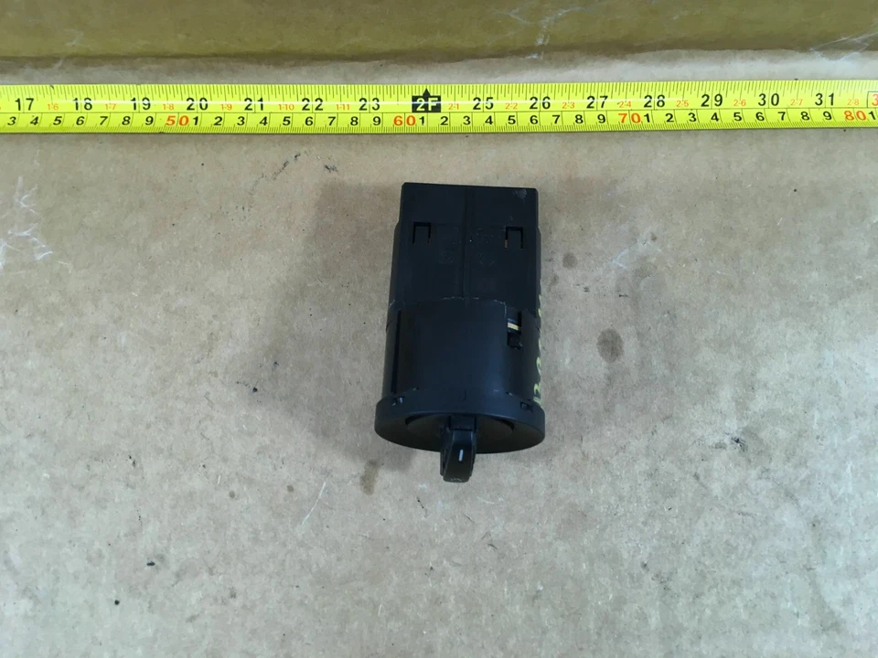 Interruptor de faros Volkswagen Beetle 2011-2015 OEM. Foto 3 de 4