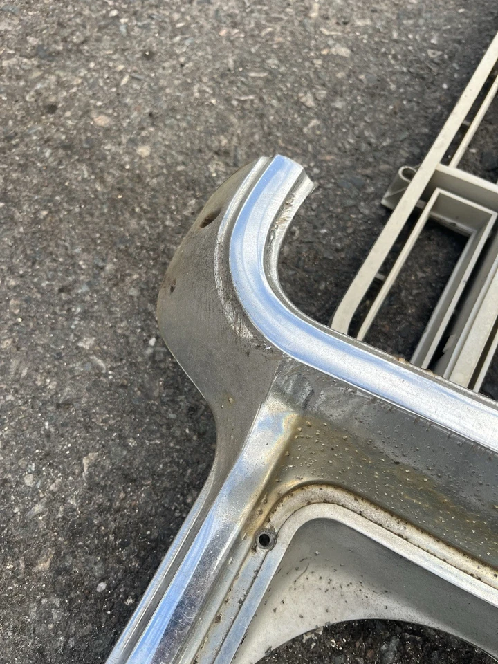 Chevy Truck Grill 1975 1976 original GM K 5 Blazer Suburban leer Foto 4 de 4