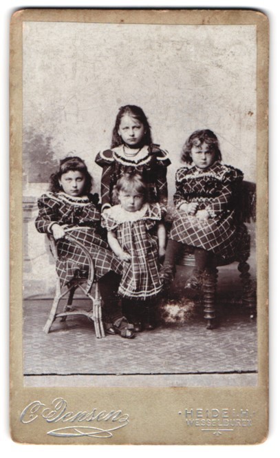 Fotografía C. Jensen, Heide i. H., Cuatro niños con ropa a cuadros
