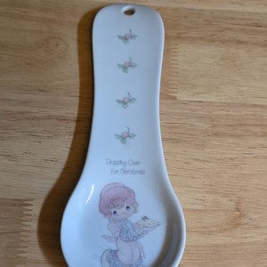 Enesco Precious Moments Ceramic Spoon Rest Dropping Over for Christmas Holly