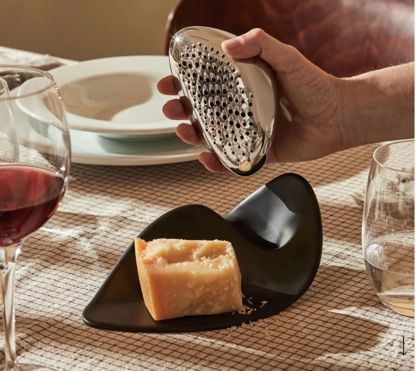 Grattugia con base FORMA , ALESSI - Immagine 3 di 4