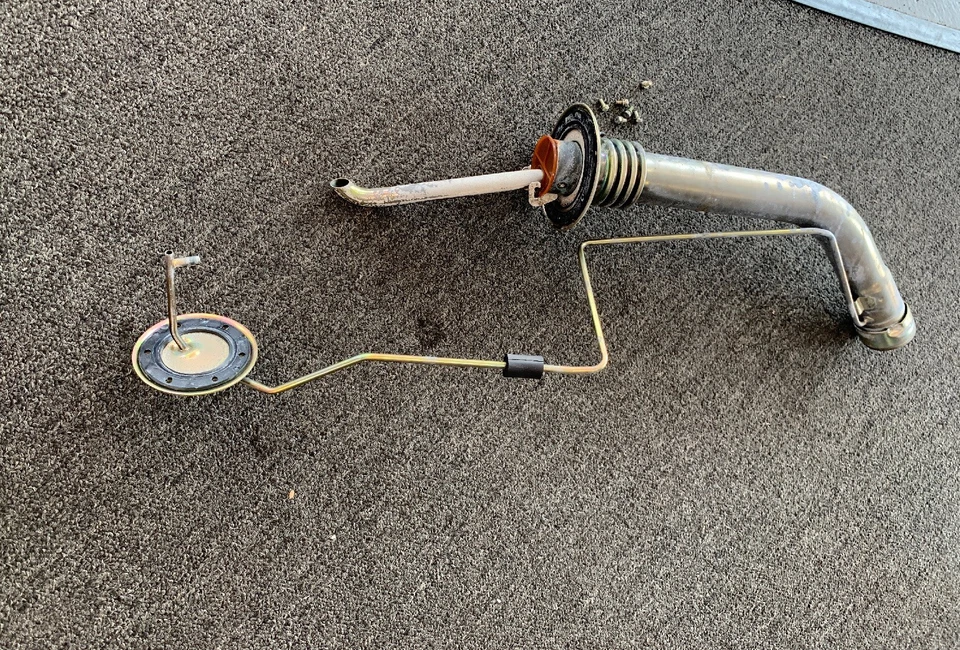 Оригинальная горловина трубы наполнителя топливного бака 1992-2000 Lexus SC300 SC400 - Изображение 2 из 4