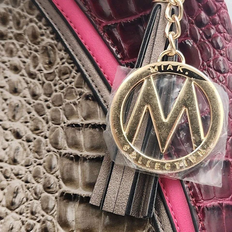 Bolso Hobo de Hombro Colección MKF Nayra Repujado Rosa Carbón Por Mia K - Nuevo con Etiquetas Foto 3 de 4