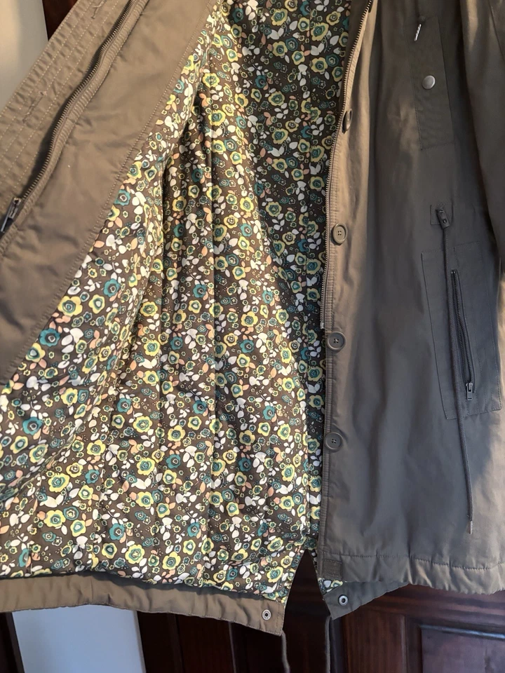 Abrigo impermeable parka cargo utilitario GAP para mujer con capucha forrado verde oliva mediano Foto 3 de 4
