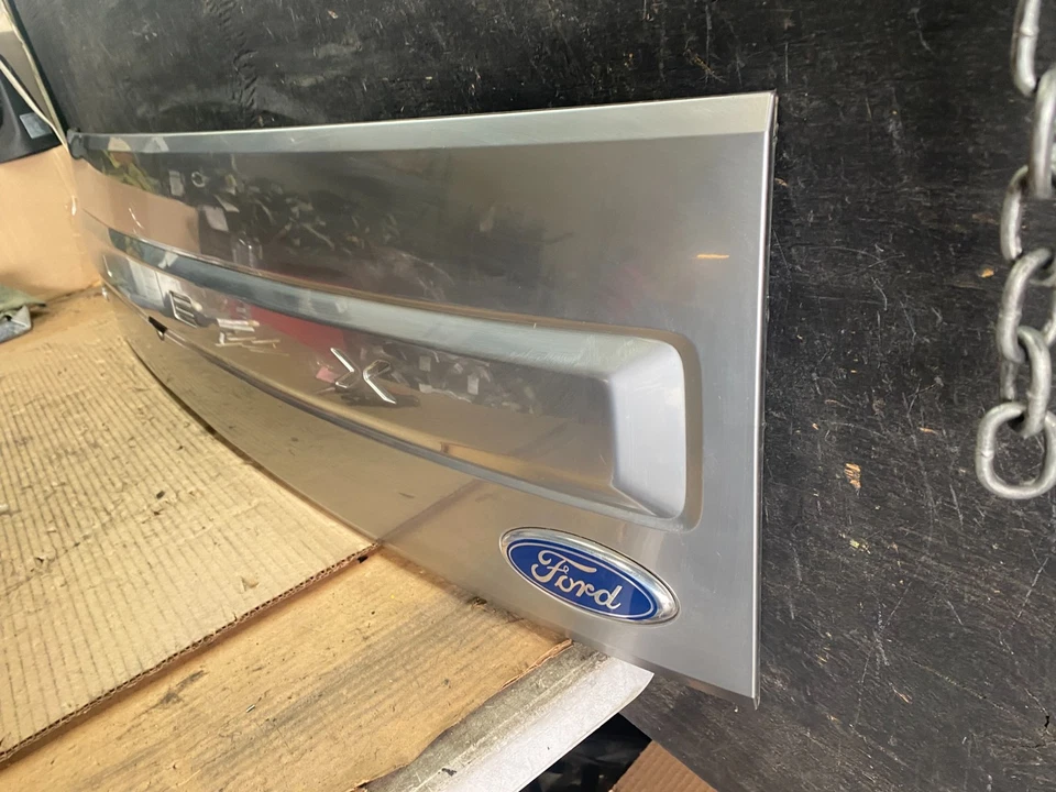 2013 至 2019 年福特 Flex Trunk 盖舱口成型装饰面板带摄像头 S5640 DG — 第 2/4 张图片