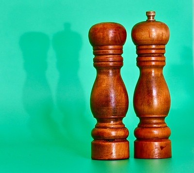 Sammlerstück Vintage rustikale Olivenholz kontinentale Pfeffermühle und Salzstreuer