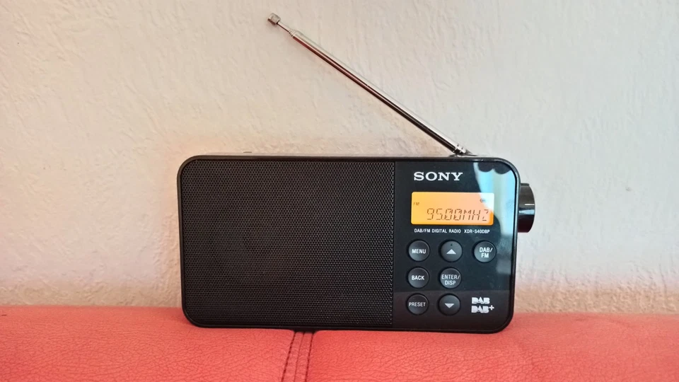 Sony XDR - S40Dbp tragbares FM,RDS / DAB+ Radio mit Netzteil - Bild 4 von 4