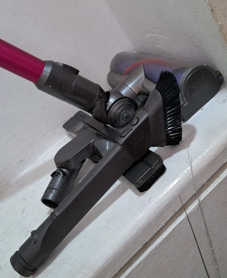 Dyson V6 Cordless Absolute Vacuum Cleaner - Reconditioned - Image 3 of 4