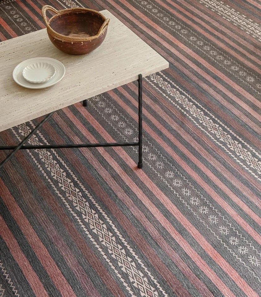 Современный полосатый небольшой ковер плоского плетения с приглушенной красно-серой отделкой — 7 футов 6 дюймов - Изображение 4 из 4