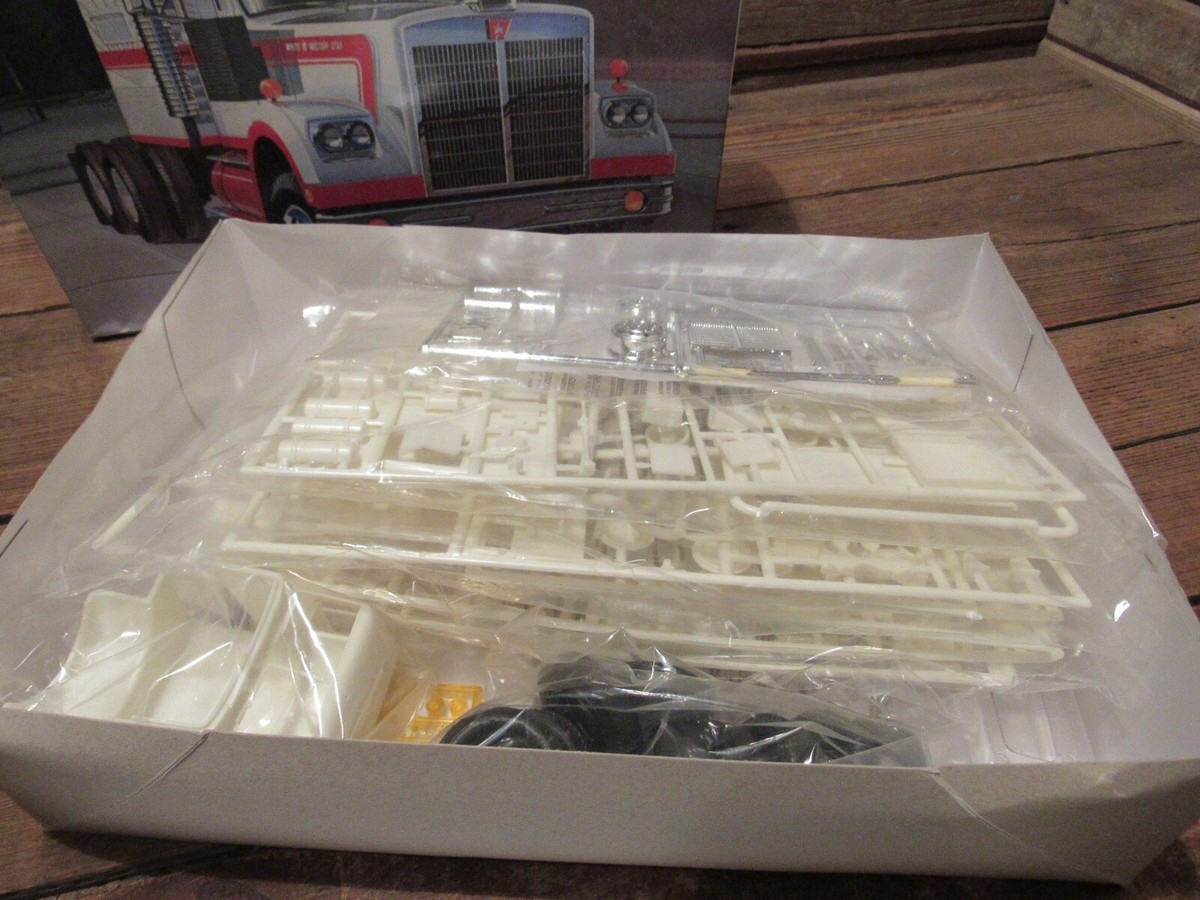 AMT 1/25 ホワイト ウエスタンスター セミ トラクター tf8su2k AMT White Western W Star Tractor 1:25 Scale Plastic Model