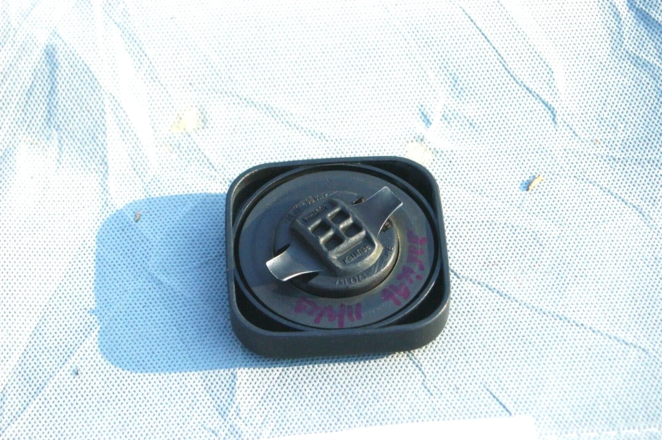 Tapa de llenado de aceite BMW 328I 1995-1998 OEM negra Foto 3 de 4