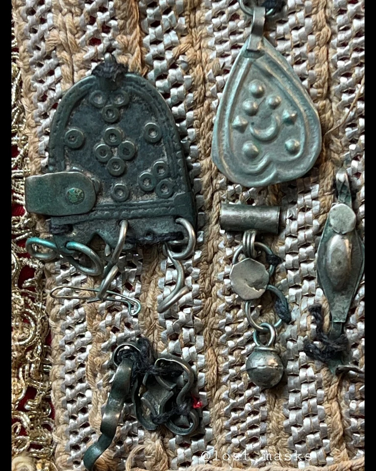 Außergewöhnlicher Rashaida Damen Schleier mit gehämmerten Silberakzenten - Bild 3 von 4