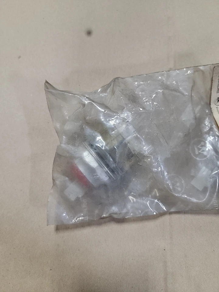 Operador de botón extendido rojo resistente Westinghouse PB1ABR Foto 2 de 2