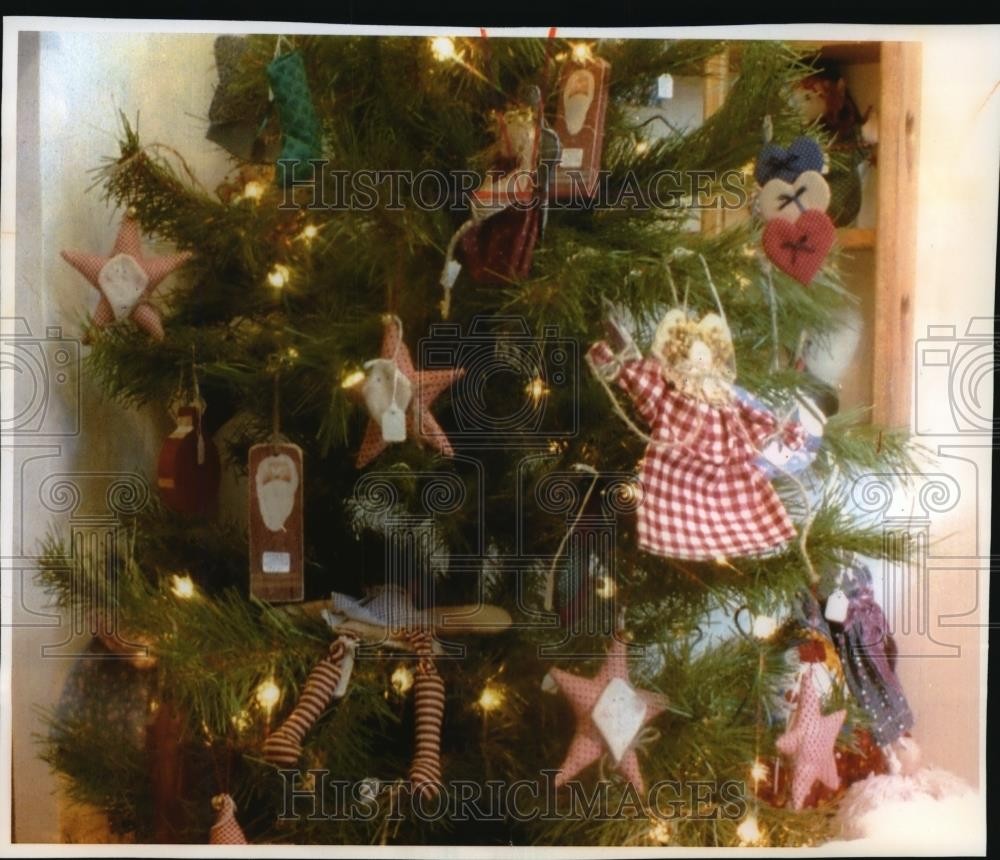 1993 Press Photo Wisconsin Craftsmen Store Christmas Ornaments Collection