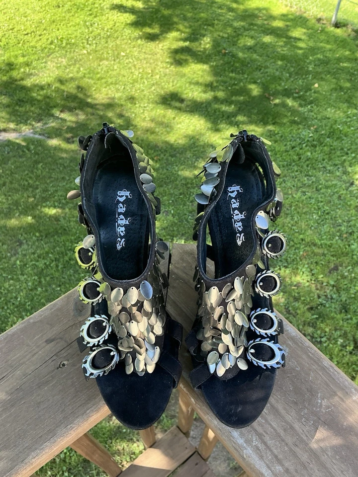 Hades MONIQUE Cuña 6’’ Tacones Altos Cromo Ornamentado Tacones Negros Talla 8 Usados en Excelente Condición Foto 3 de 4