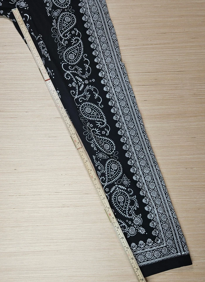 Calça feminina DKNY tamanho 0 preta paisley 92% seda 2 bolsos 26x30" costura interna bandana - Imagem 4 de 4