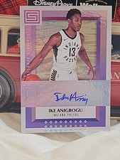 2017-18 Panini Status - Freshman Signatures Ike Anigbogu #FS-IAK (AU, RC)