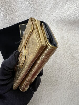 Auth Chanel Metallic Gold Croc Embossed Trifold Compact  display picture 1