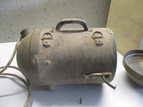 Staubsauger - alt, uralt - Motor läuft, saugt und bläst - könnte von Miele sein