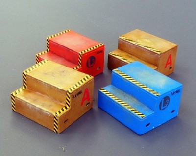 PLUS MODEL - 4 Miniaturschritte zum Zusammenbauen und Bemalen; Abziehbilder w...