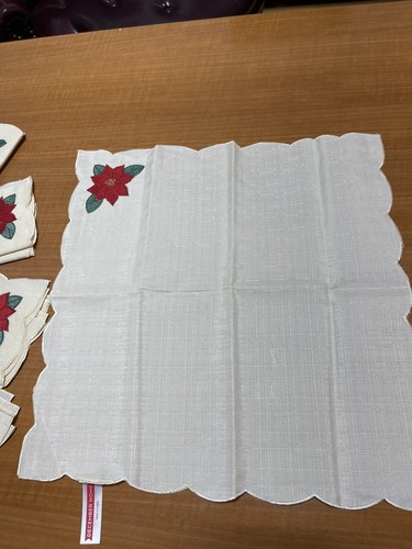 DECEMBER HOME - CREAM/POINTSETTIA DESIGN - FABRIC SET OF 4 NAPKINS - Picture 3 of 5