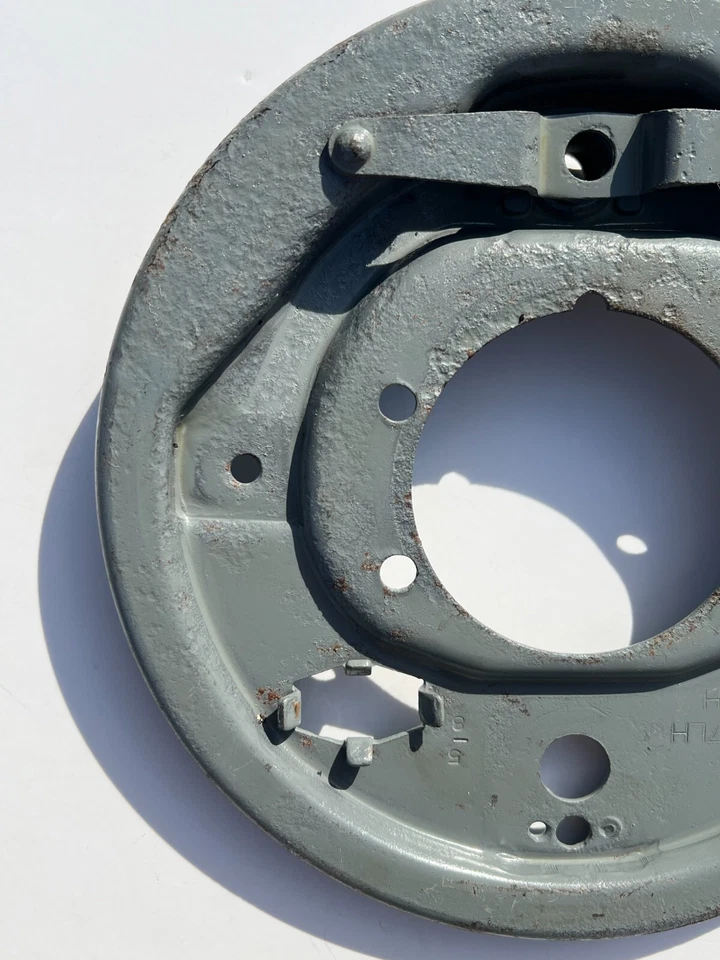 Placa de respaldo de freno trasero lado del conductor izquierdo Saab Sonett Saab 96 Foto 2 de 4