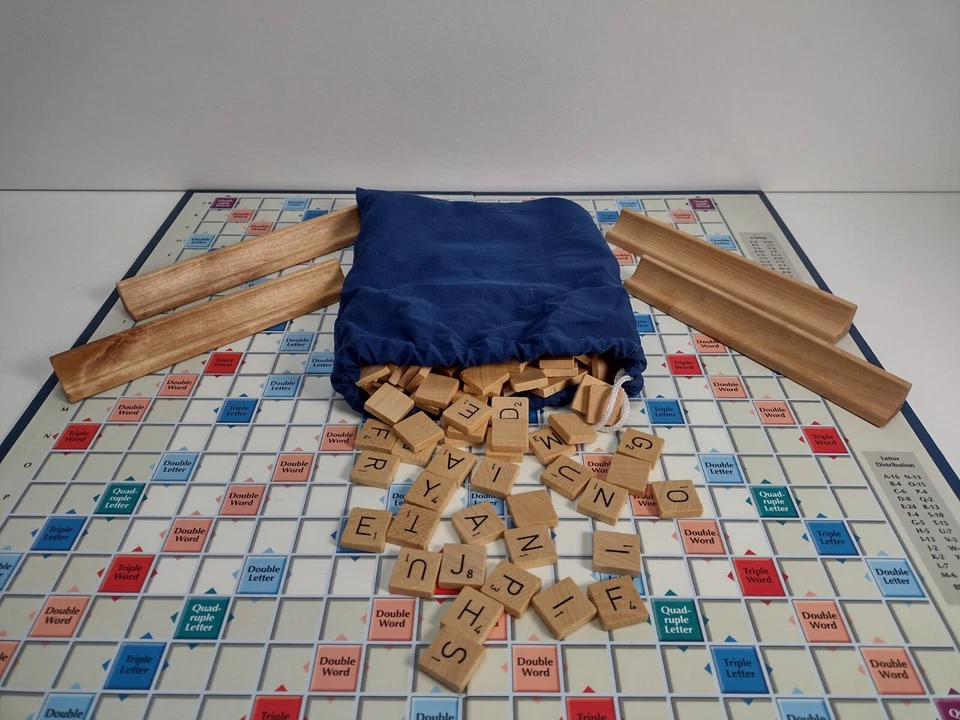 SUPER SCRABBLE GAME GIANT SIZED BOARD 200 WOOD TILE EDITION TINDERBOX GAMES 2006 - Image 2 of 4