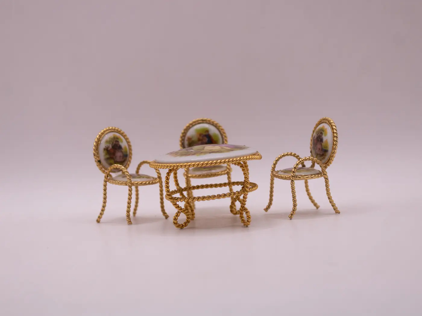 Mobilier miniature en céramique pour restaurer et meubler une maison de poupée
