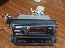 Reproductor de discos compactos SONY CDX-GT660UP CAT FM/AM con placa frontal OEM sin probar