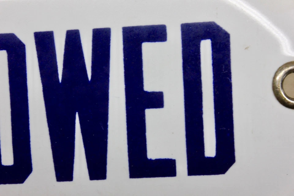 Antiguo letrero de porcelana "NO SE PERMITEN CAMIONES" azul sobre blanco vintage años 20 antiguo Foto 3 de 4