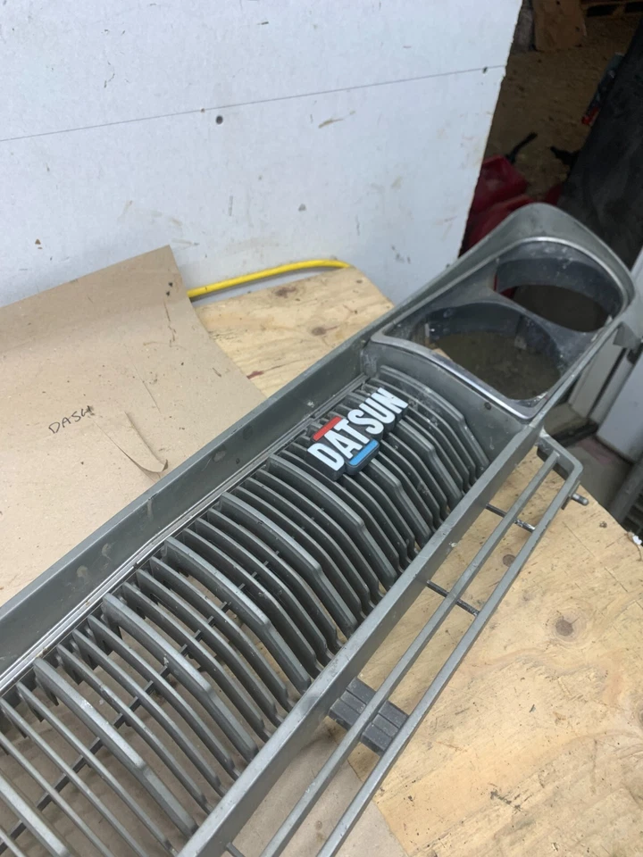 OEM FACTORY ORIGINAL 1974 1975 1976 1977 DATSUN 710 FRONT RADIATOR GRILLE 77 76 - Image 4 of 4