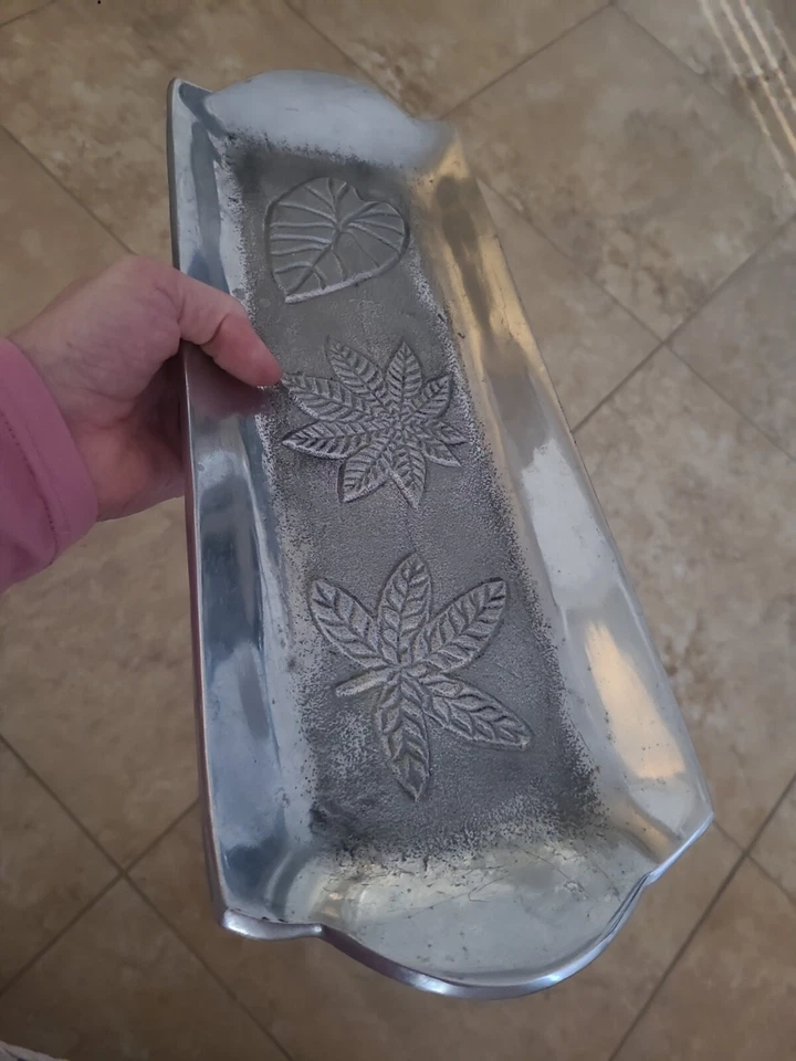 Серебристо-алюминиевый металлический сервировочный лоток - узор из листьев - Изображение 2 из 3