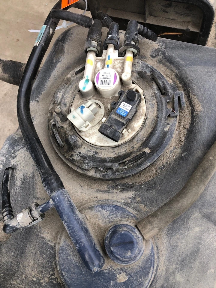 2001 - 2003 PONTIAC GRAND PRIX Fuel Tank Gas Assembly 6 cylinder 3.8L Sedan OEM - Image 2 of 4