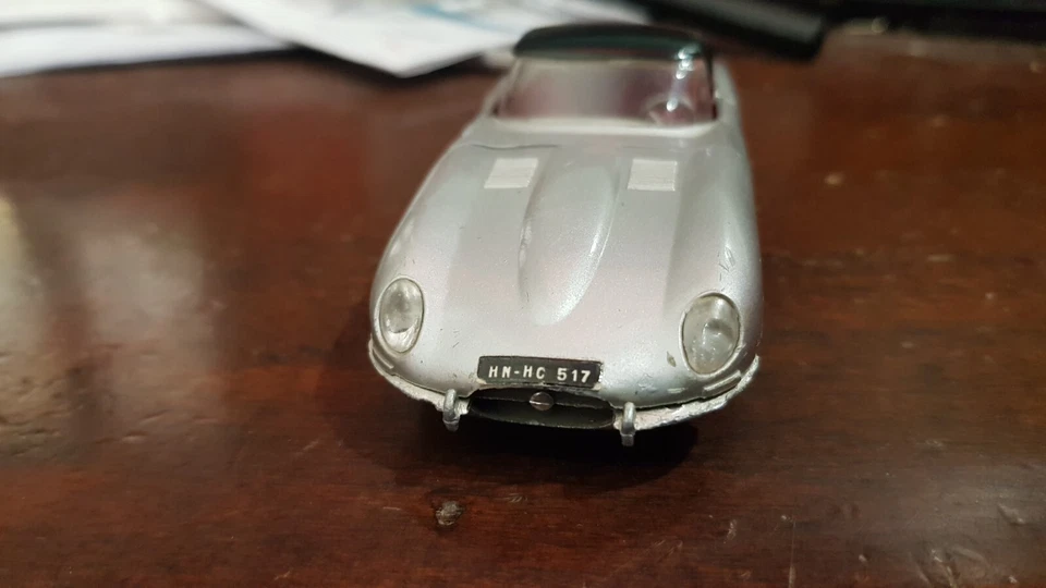 POLITOYS 89 1/41 FIBREGLASS JAGUAR GT SPYDER ARGENTO VINTAGE - Immagine 2 di 4