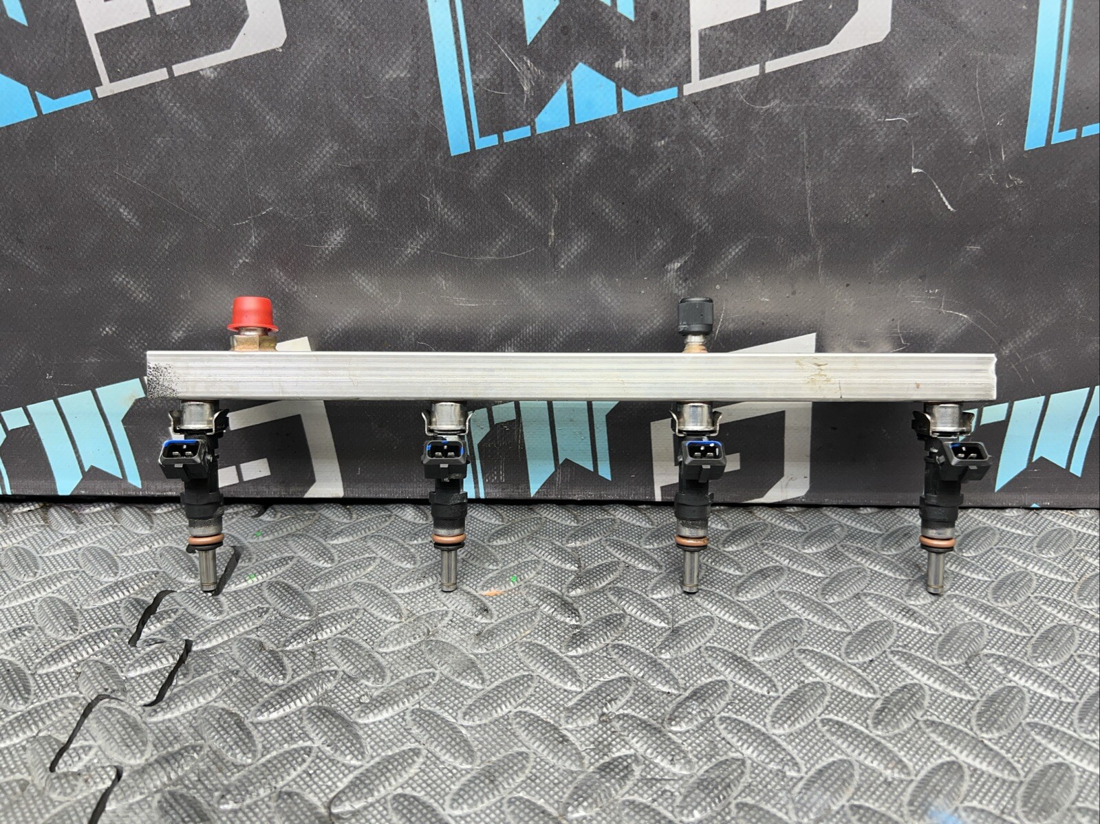 OEM Maserati Quattroporte M139 Fuel Injection Rail Line w/ Injectors Left Side
