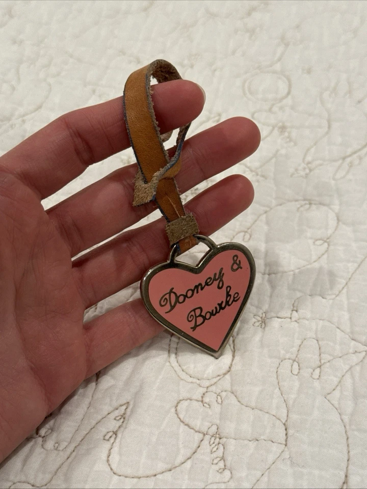 Bolso De Colección Dooney & Bourke Rosa Corazón Esmaltado Cuero Dije Etiqueta Y2K Llavero Foto 2 de 4