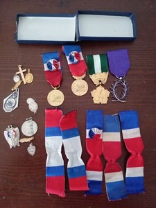 Lot de médailles 1 avec ruban décorations civiles et militaire