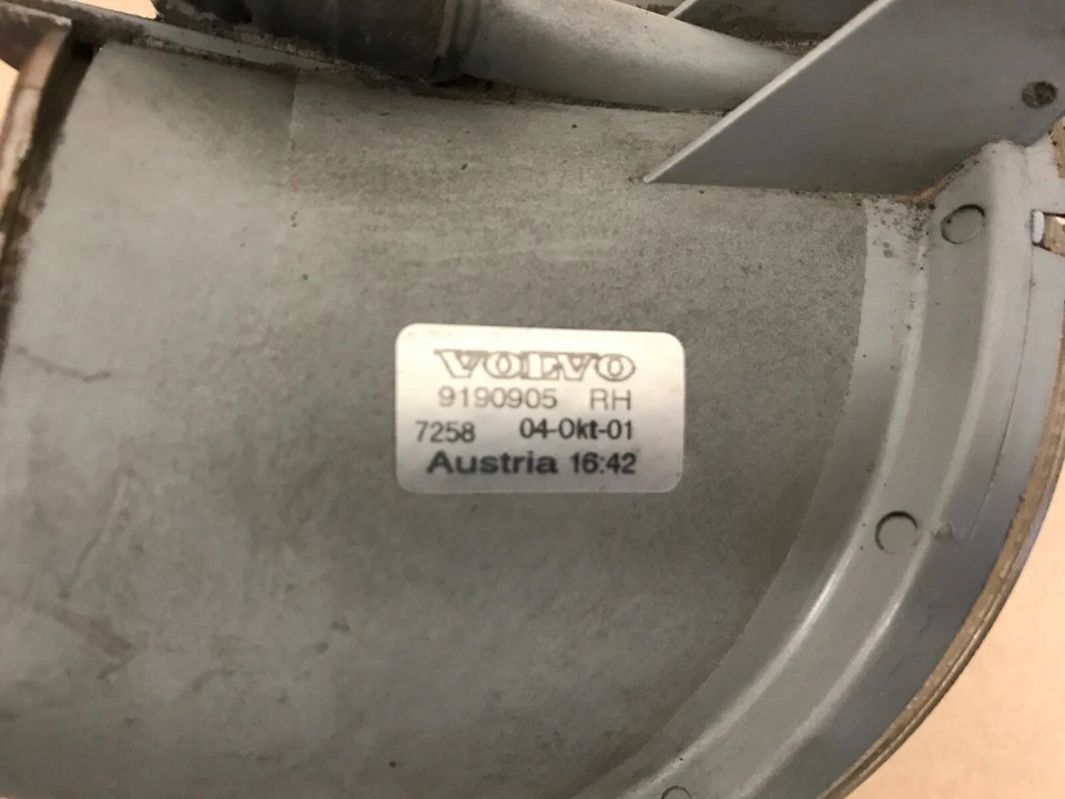 01-07 Volvo XC70 V70XC Right Front Fog Light Assembly 9190905 - Image 4 of 4