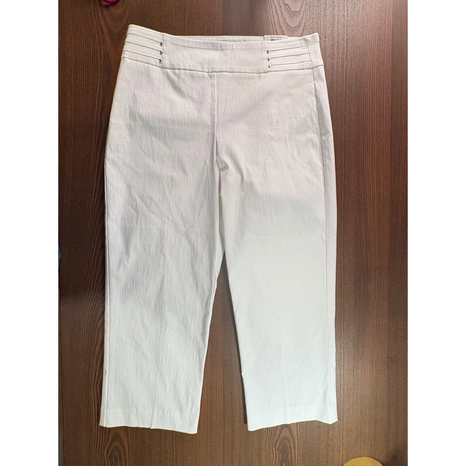 JM Collection Rivet Capri Women Size M White NEW Stretch Pull On Pants