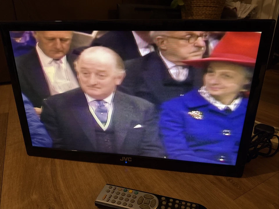 JVC LT-22DD42J 22" LED HD TV with Built-In DVD Player and Remote (No Stand) - Image 2 of 4