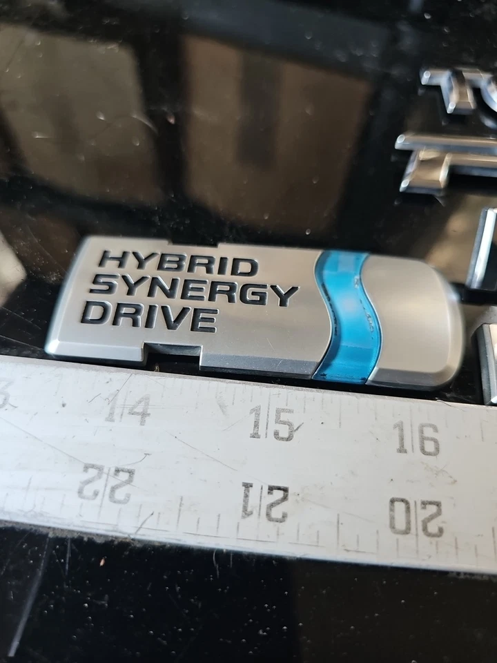 Toyota Prius 2004-2009 tapa puerta trasera emblema logotipo insignia signo símbolo fabricante de equipos originales 2009 Foto 2 de 4