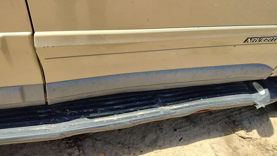 Lincoln Navigator 1998 pasajero delantero derecho moldura de puerta OEM moldura dorada bi Foto 4 de 4